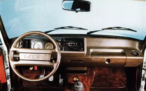 От Porsche предлагат доста промени: нови брони и престилки, изцяло преоборудван салон, съвременен волан и нов приборен панел. И тук се повтаря историята с АЗЛК: ВАЗ-2103 не е преработен по плановете на германците, но много от идеите им са използвани при създаването на ВАЗ-2105 години по-късно. 
